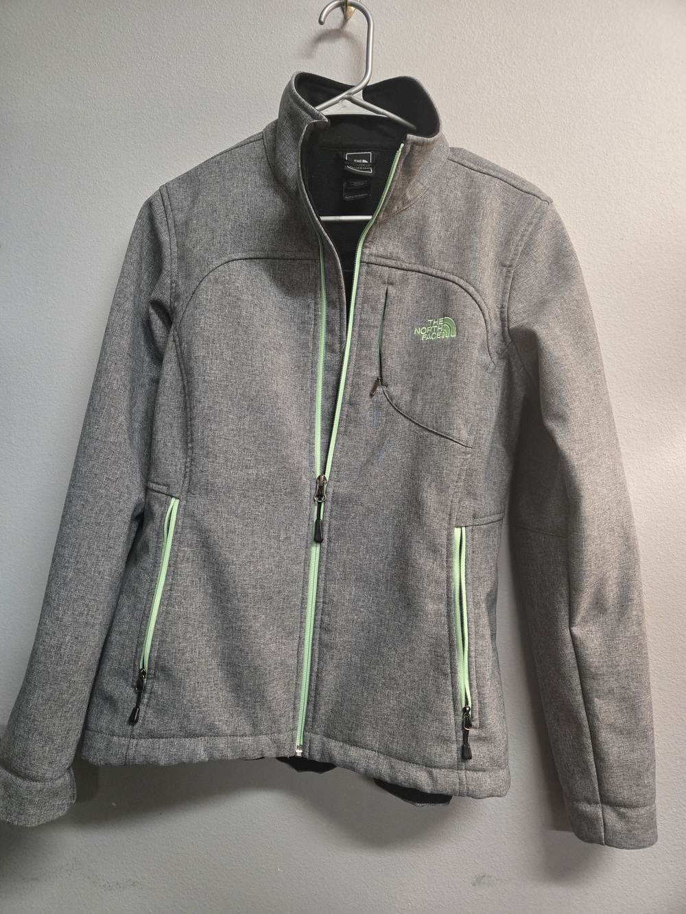 The North Face Apex Bionic Women’s Medium Gray Softshell Jacket With Mint Trim